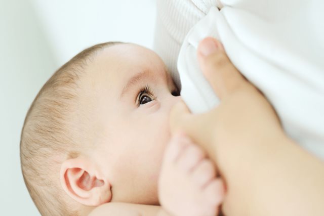 Sữa mẹ truyền vi khuẩn đường ruột có lợi cho em bé